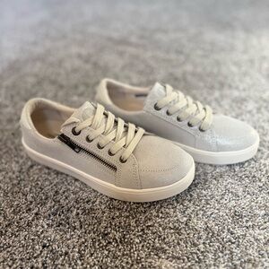 REVITALIGN Light Gray Sneakers with Zipper Detail